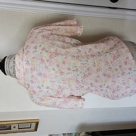 LC Lauren Conrad Pastel Colors Floral Top - Picture 7 of 9